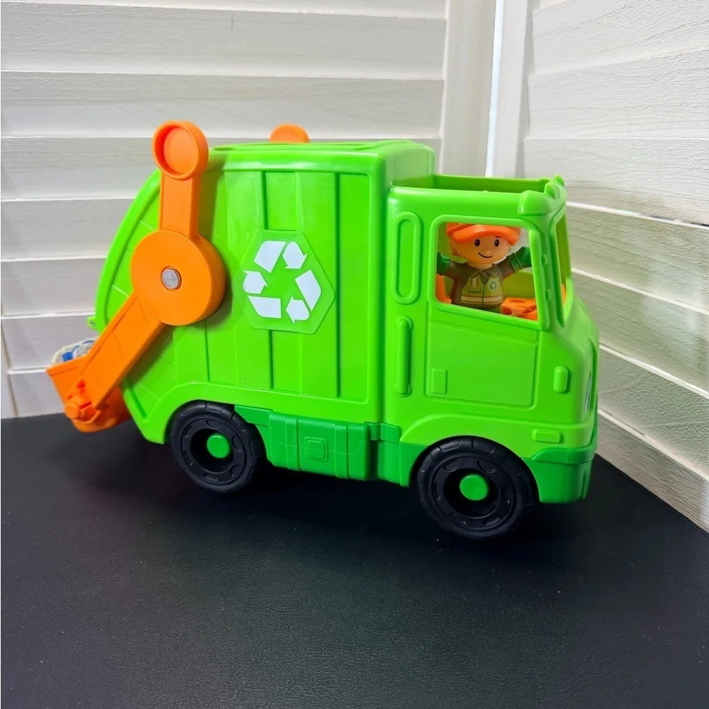 Fisher-Price Little People Recycling Truck Toy with Figure and Sounds